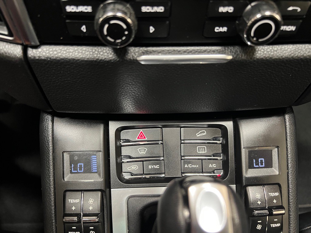 2015 Porsche Macan Image 35
