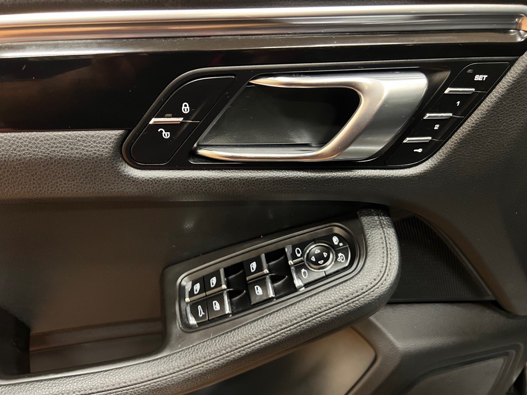 2015 Porsche Macan Image 36