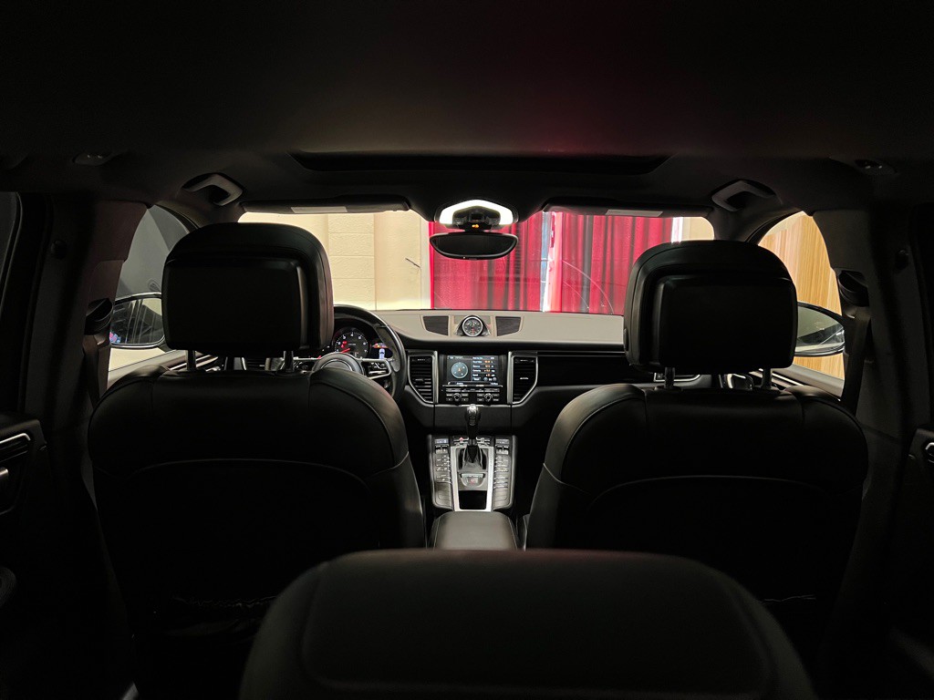 2015 Porsche Macan Image 39
