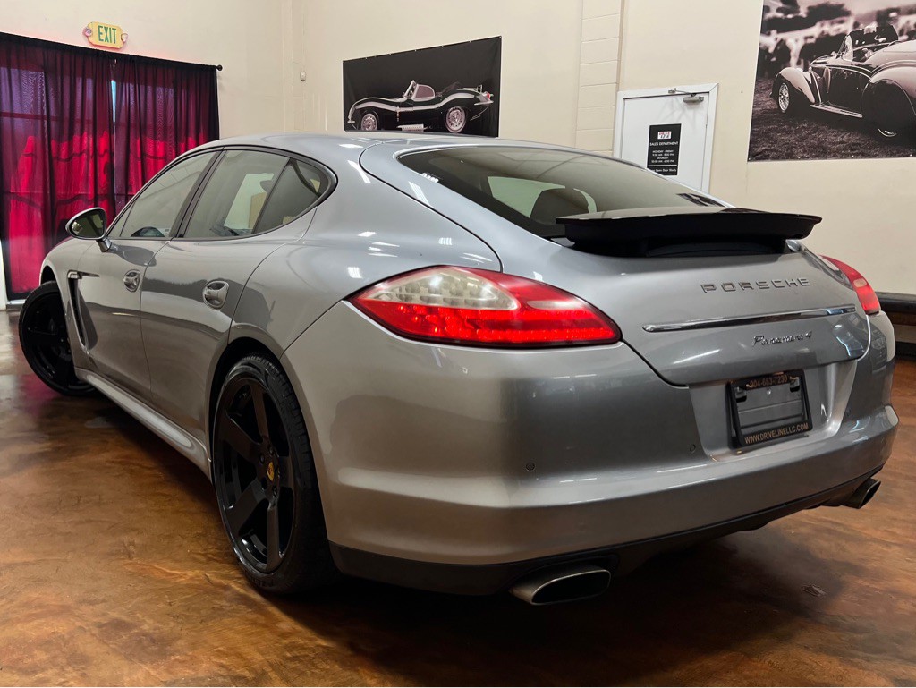 2011 Porsche Panamera Image 2