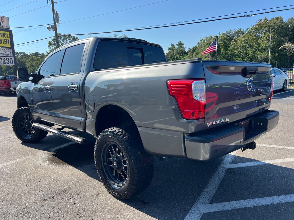 2021 Nissan Titan Image 2