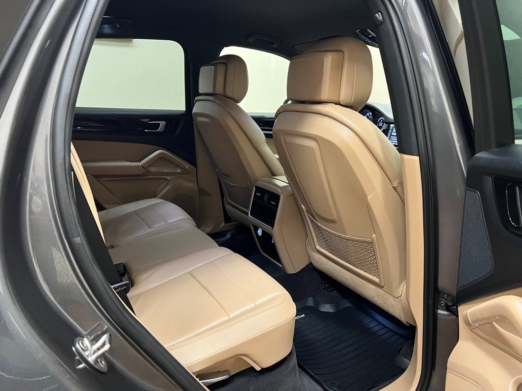 2020 Porsche Cayenne Image 24