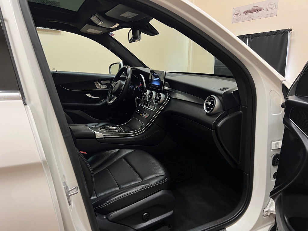 2017 Mercedes-Benz GLC-Class Image 26
