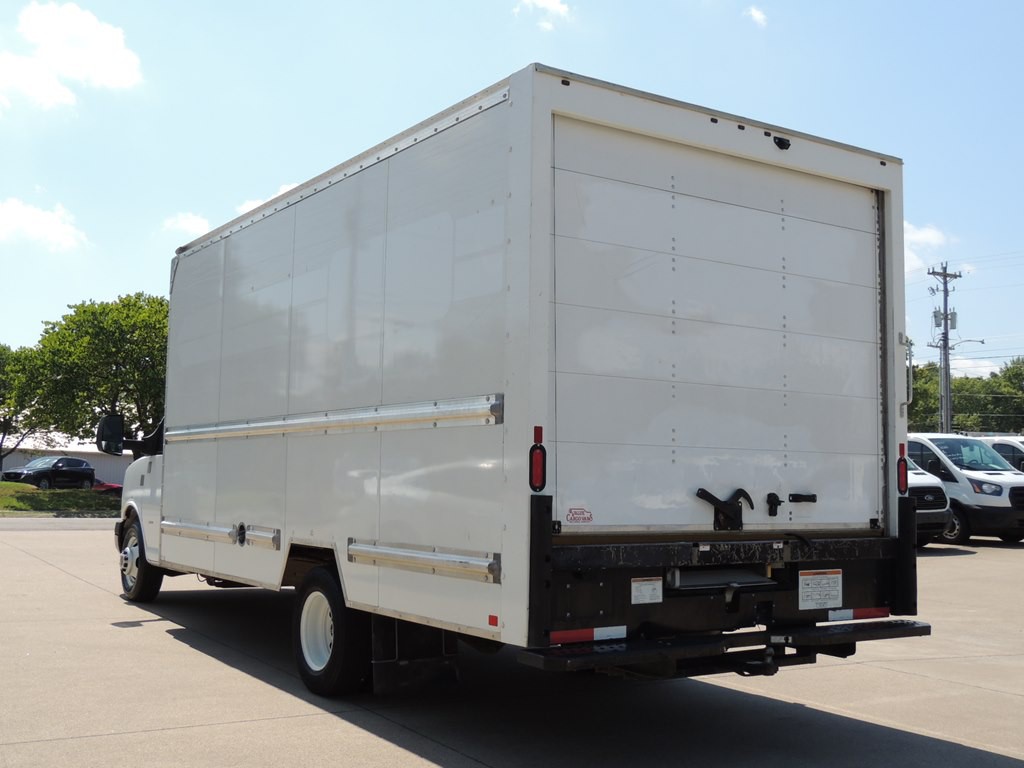 2021 GMC Savana Image 3