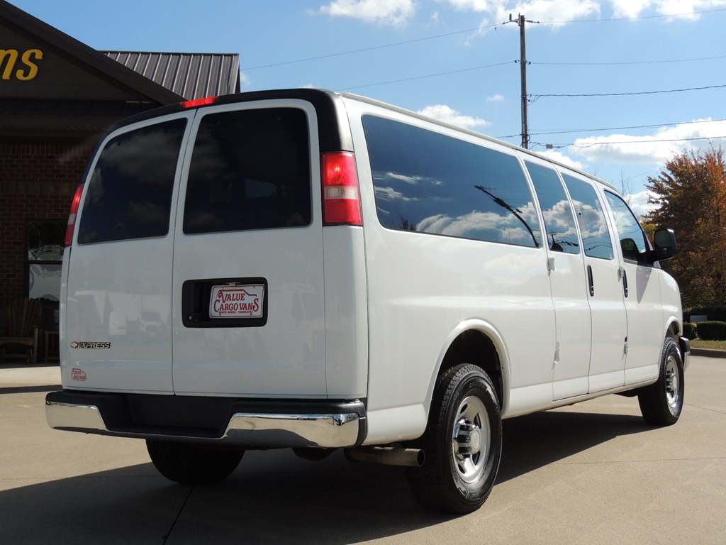 2017 Chevrolet Express Image 4