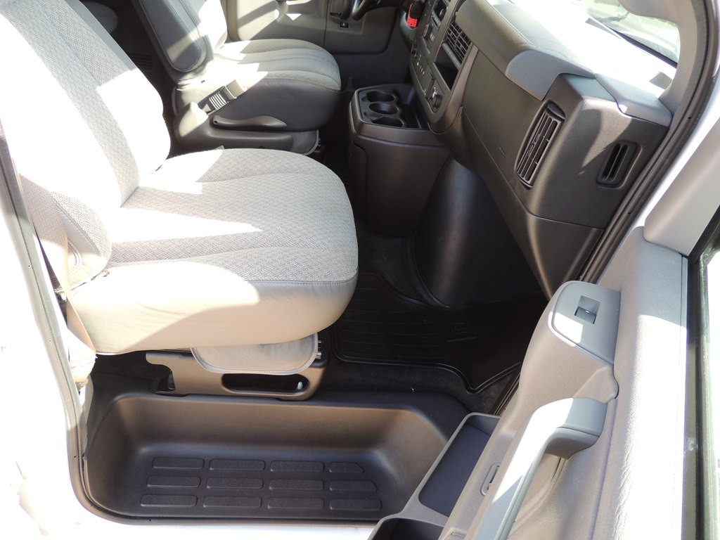 2017 Chevrolet Express Image 8