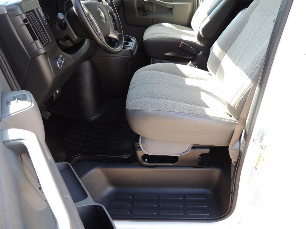 2017 Chevrolet Express Image 12