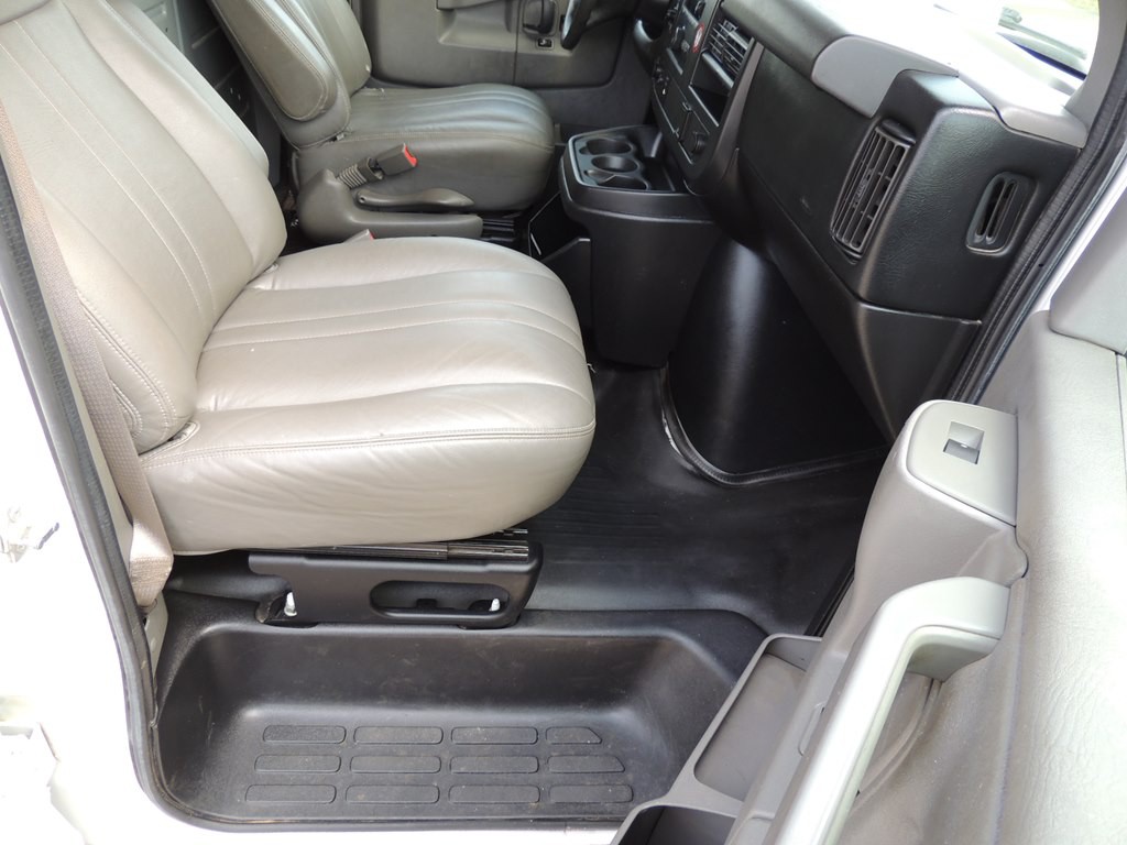 2017 Chevrolet Express Image 12