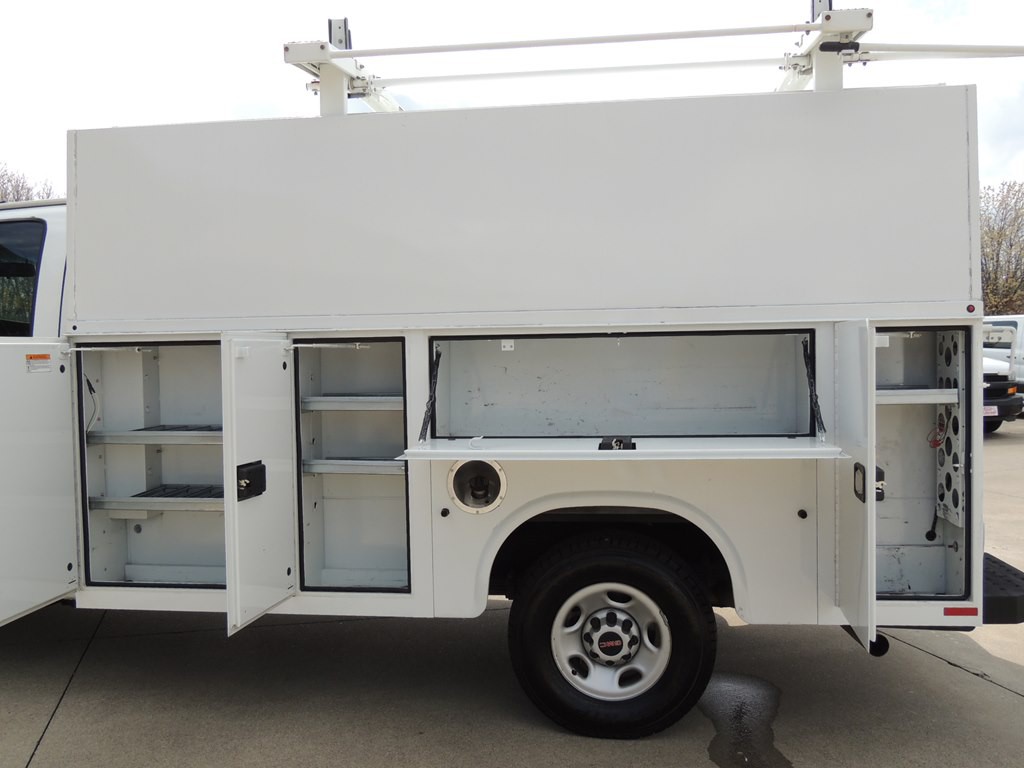 2023 GMC Savana Image 9