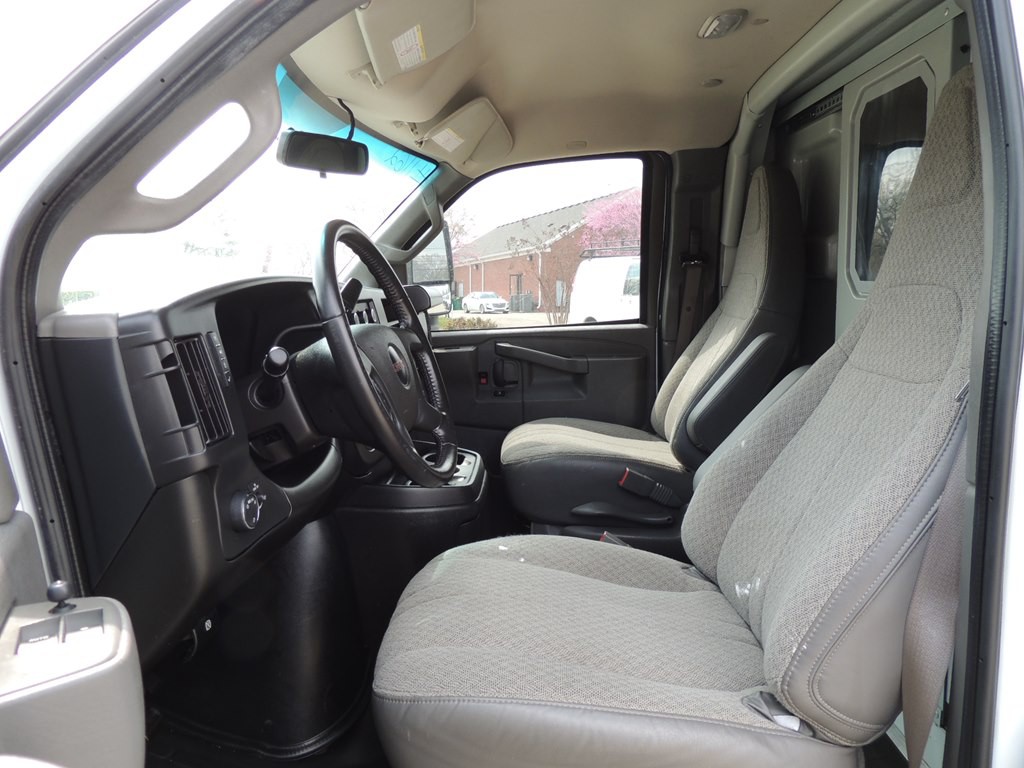 2023 GMC Savana Image 17