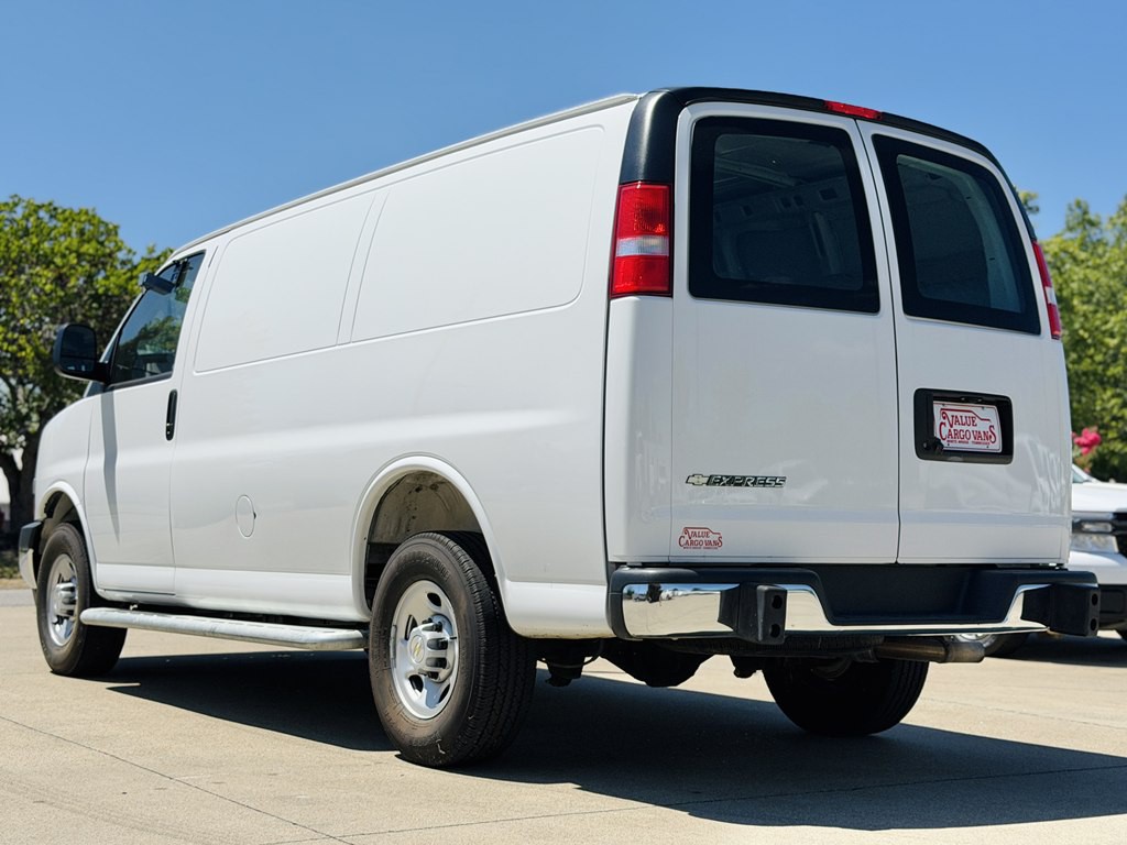 2025 Chevrolet Express Image 4
