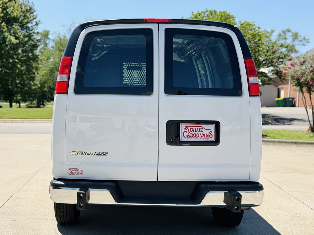 2025 Chevrolet Express Image 5