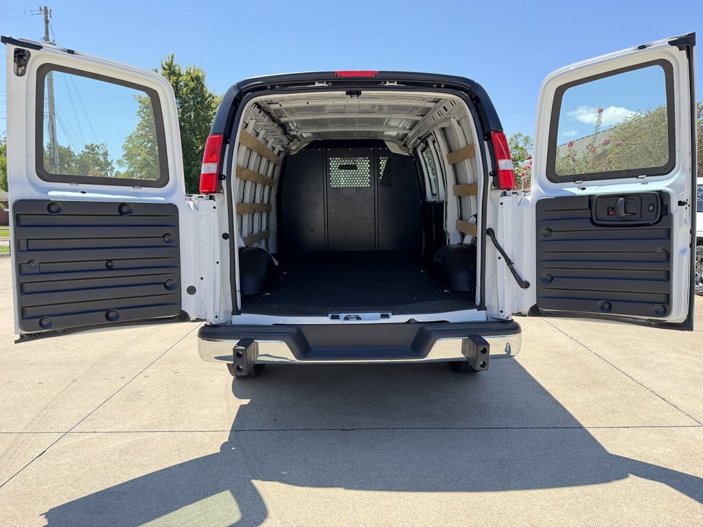 2025 Chevrolet Express Image 6