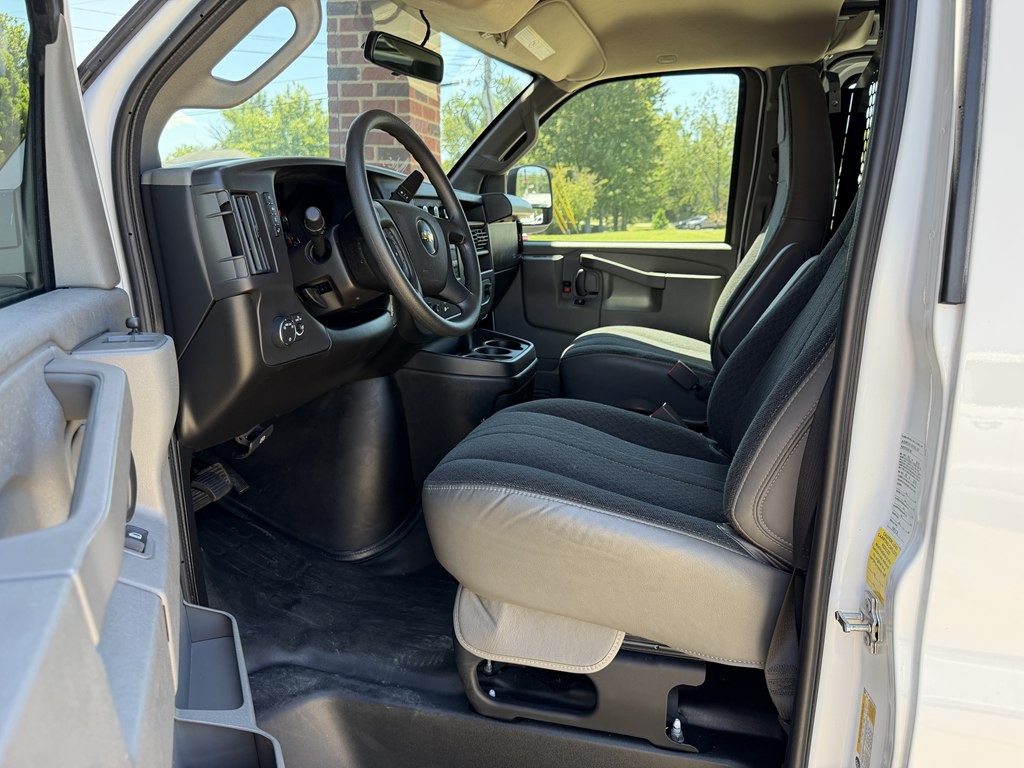 2025 Chevrolet Express Image 17