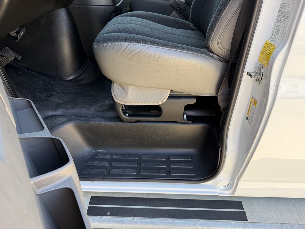 2025 Chevrolet Express Image 21