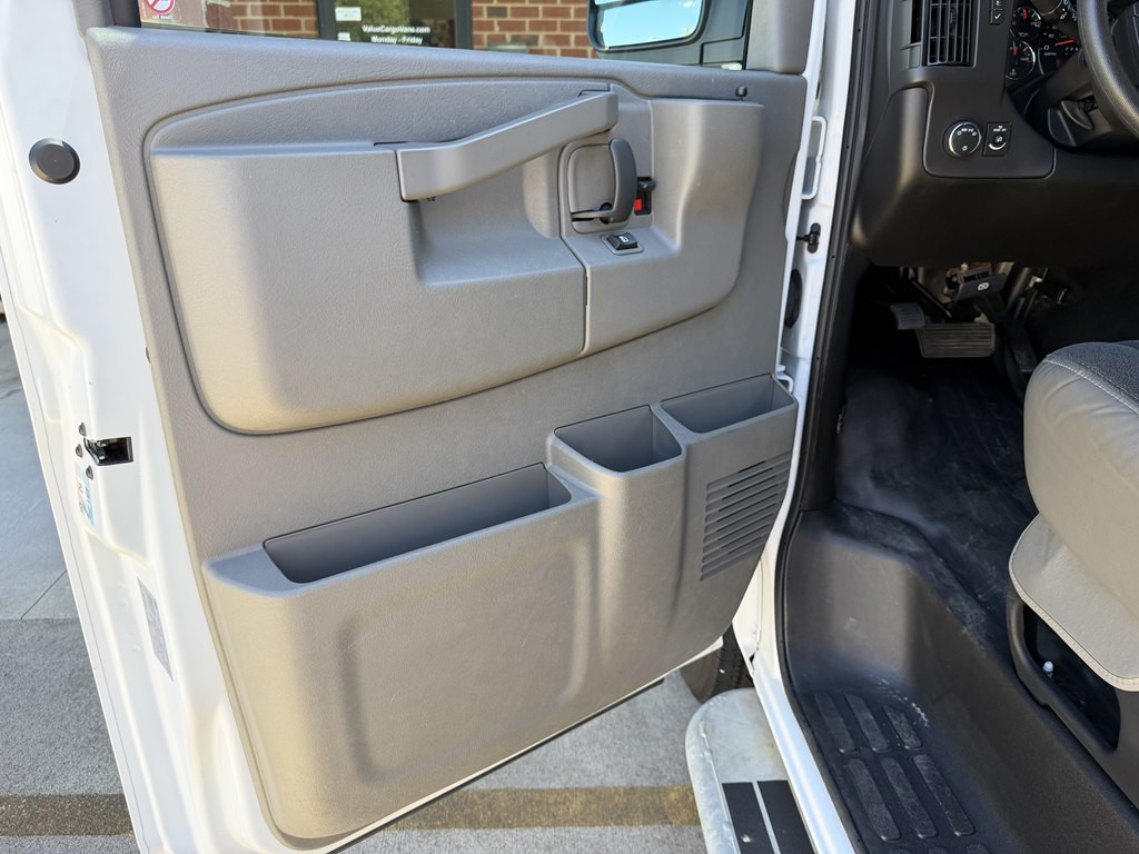 2025 Chevrolet Express Image 22