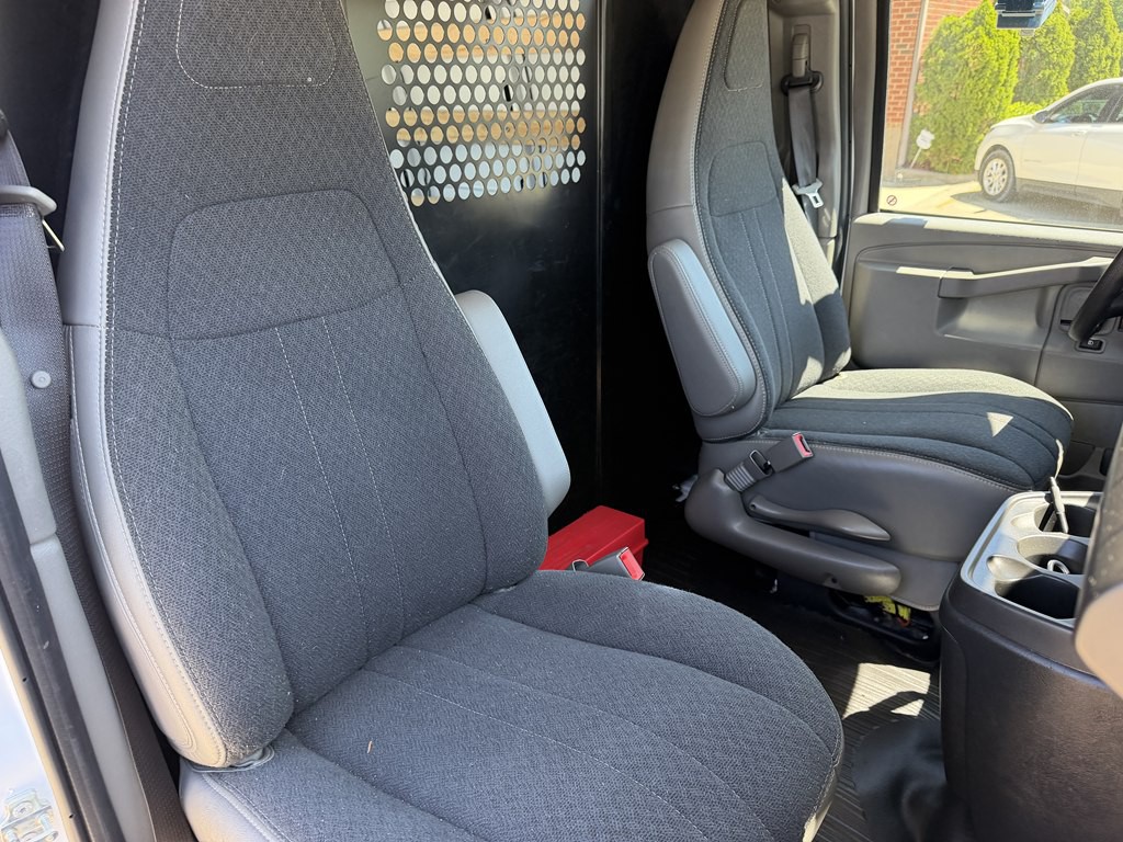 2025 Chevrolet Express Image 30