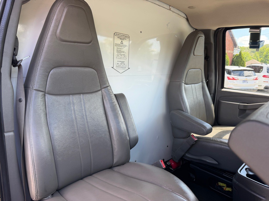 2021 GMC Savana Image 18