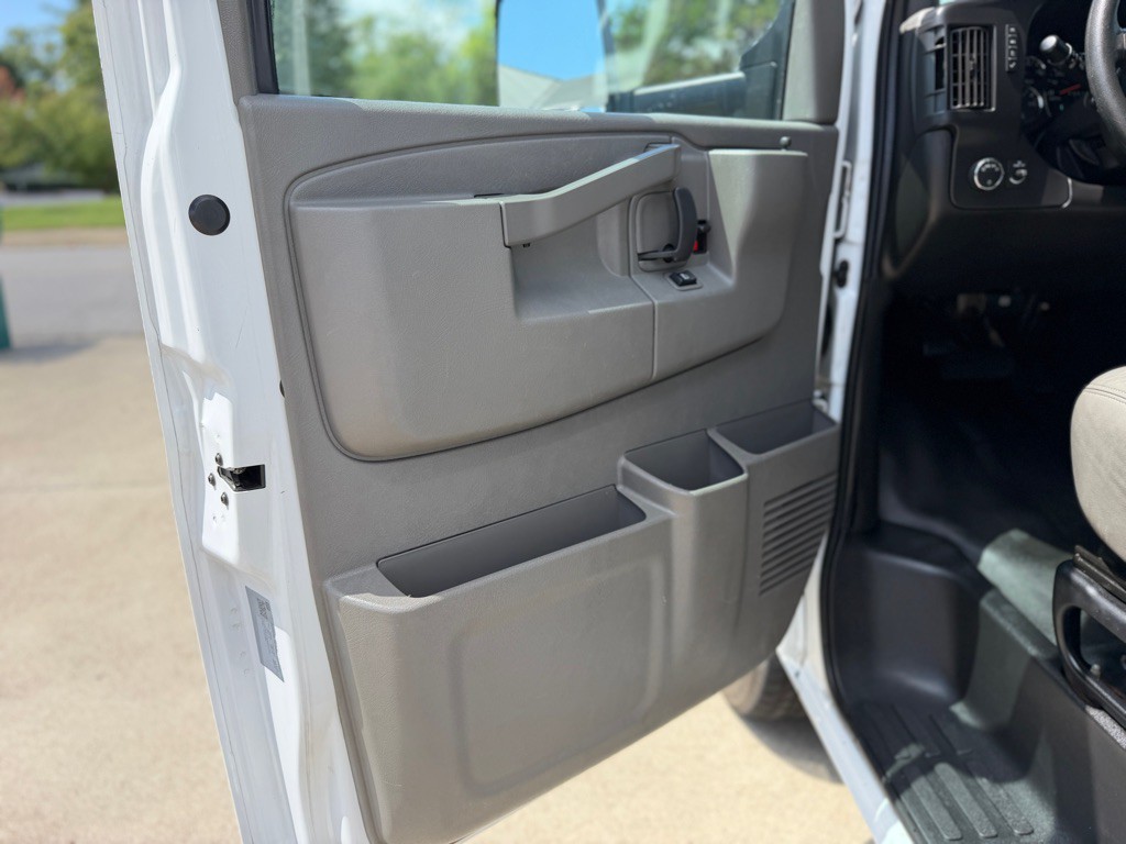 2021 GMC Savana Image 20