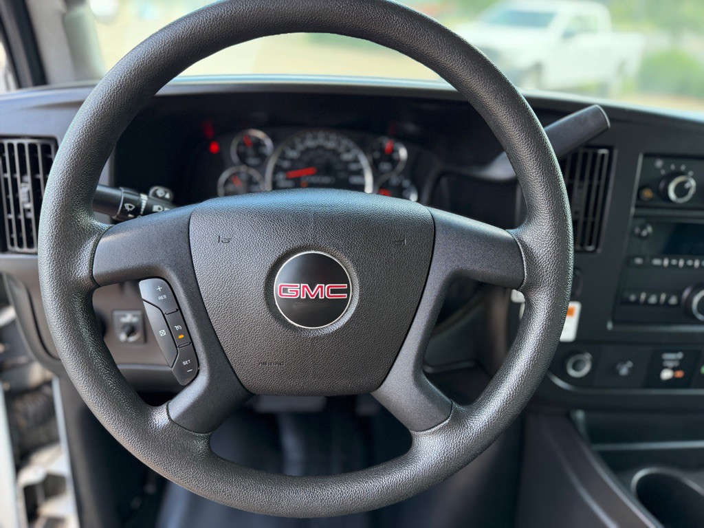 2021 GMC Savana Image 25