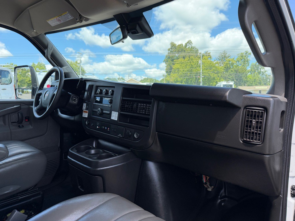 2021 GMC Savana Image 28
