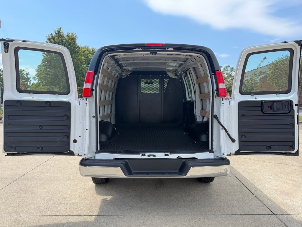 2025 Chevrolet Express Image 6
