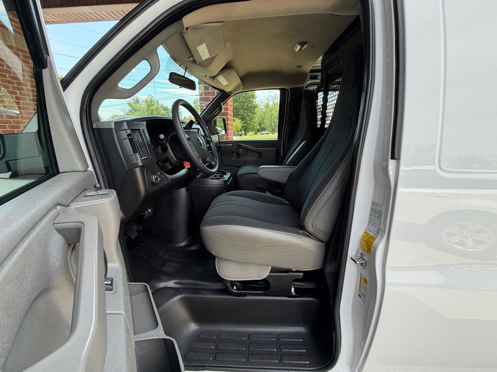 2025 Chevrolet Express Image 16
