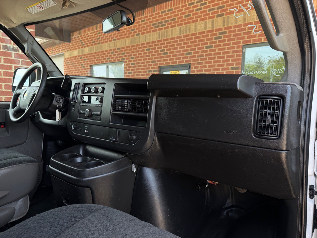 2025 Chevrolet Express Image 27