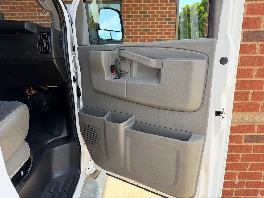 2025 Chevrolet Express Image 30