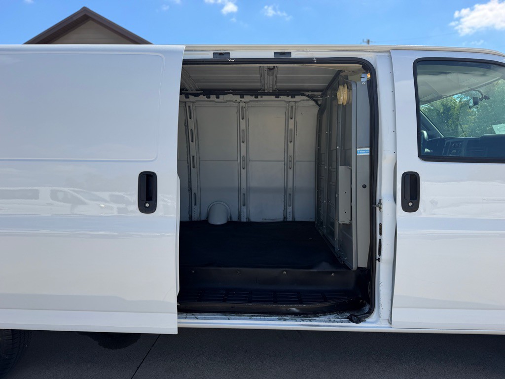 2018 Chevrolet Express Image 12