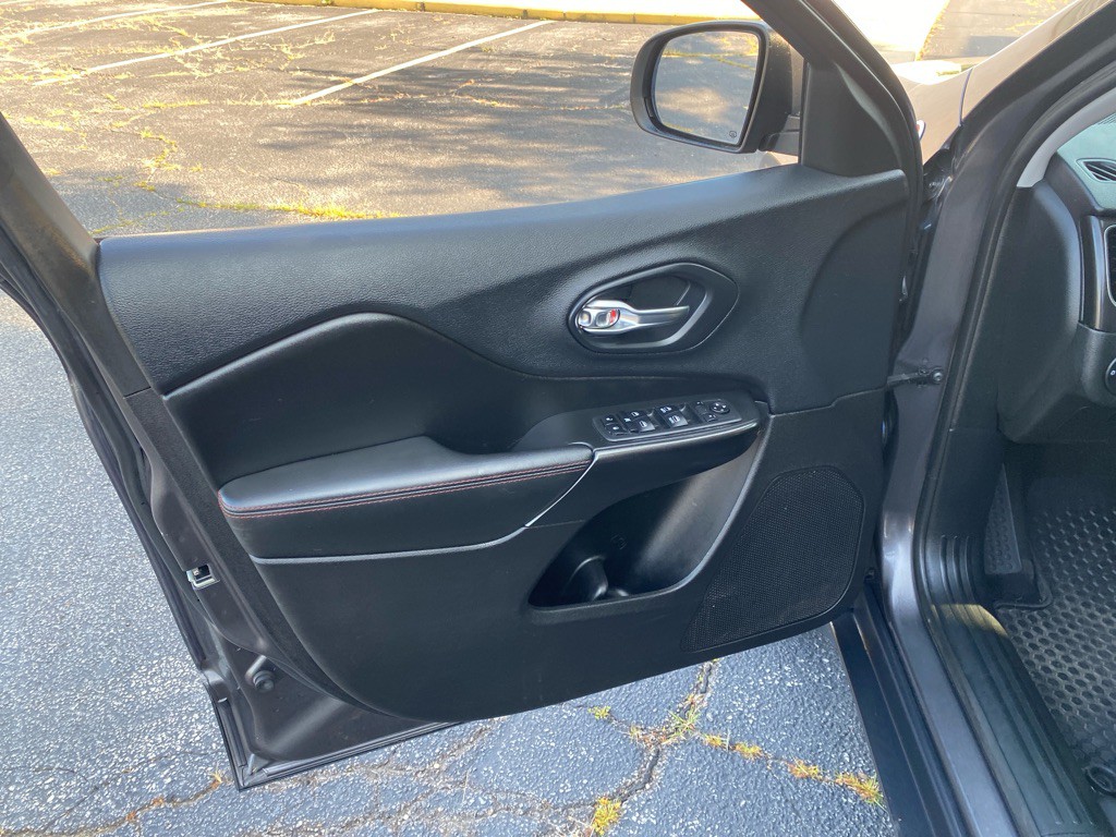 2019 Jeep Cherokee Image 9