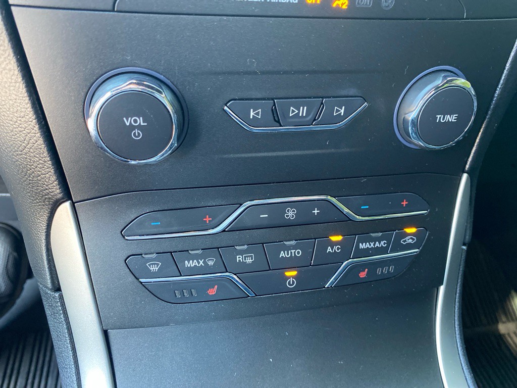 2020 Ford Edge Image 16