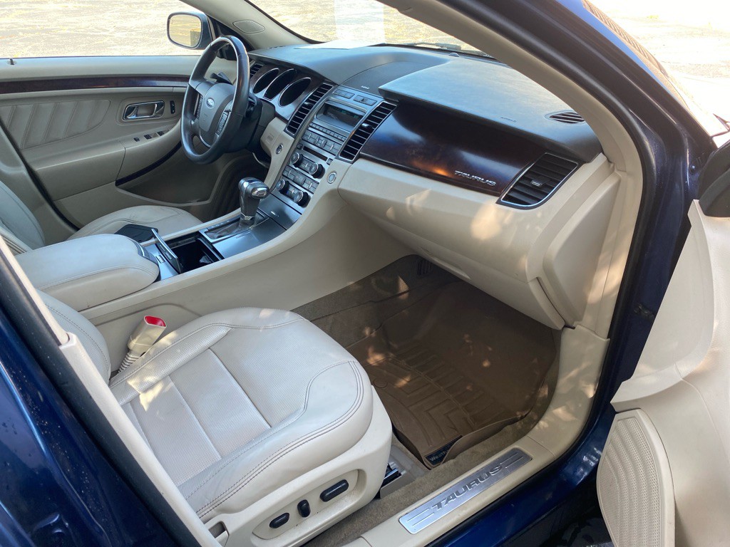 2012 Ford Taurus Image 24