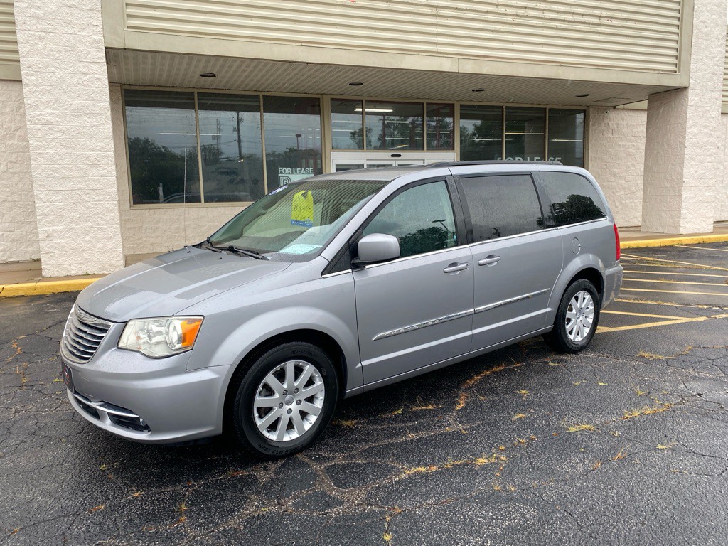 2014 Chrysler Town & Country Image 1