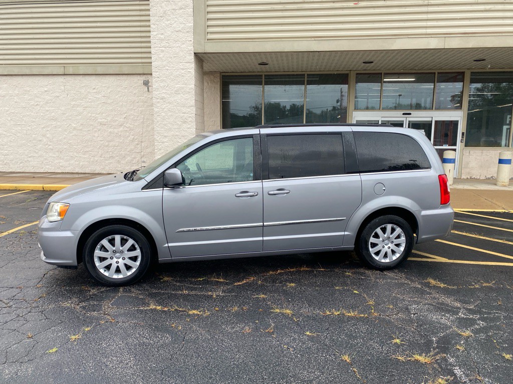 2014 Chrysler Town & Country Image 2