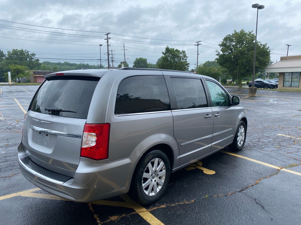 2014 Chrysler Town & Country Image 5