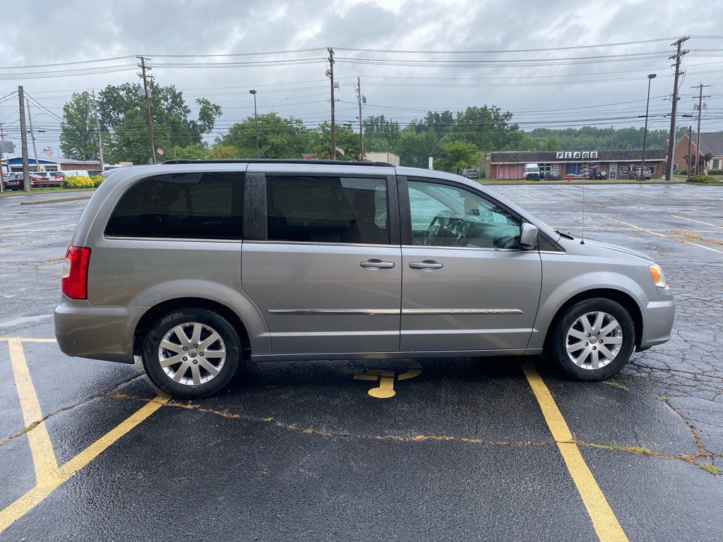 2014 Chrysler Town & Country Image 6