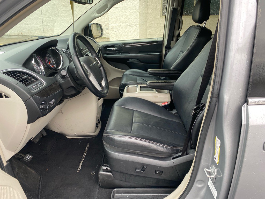 2014 Chrysler Town & Country Image 9
