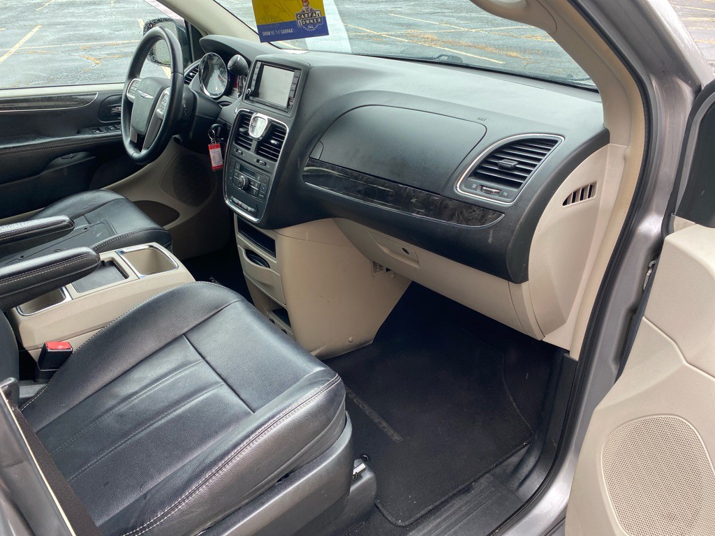 2014 Chrysler Town & Country Image 23