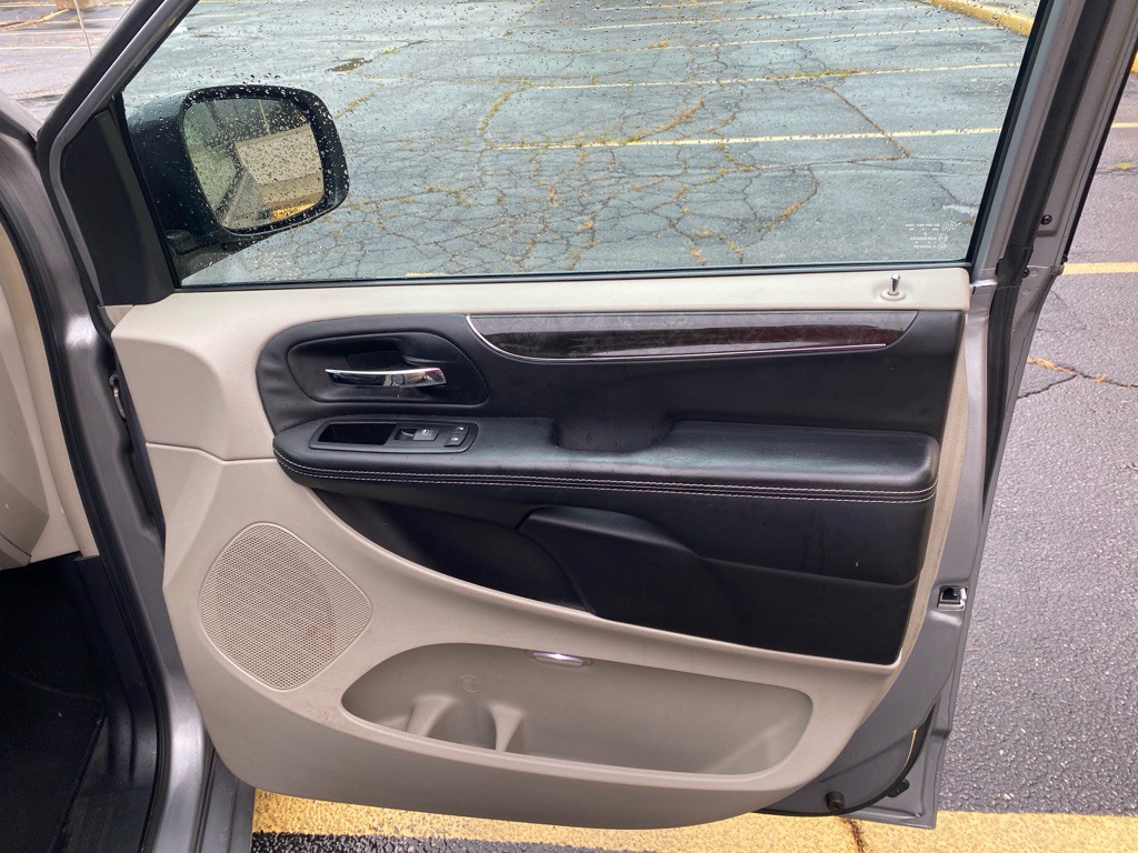 2014 Chrysler Town & Country Image 24