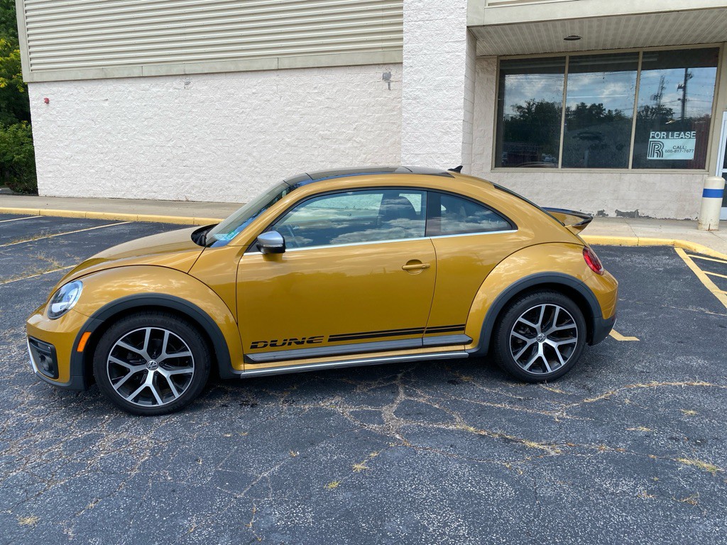 2016 Volkswagen Beetle Image 2