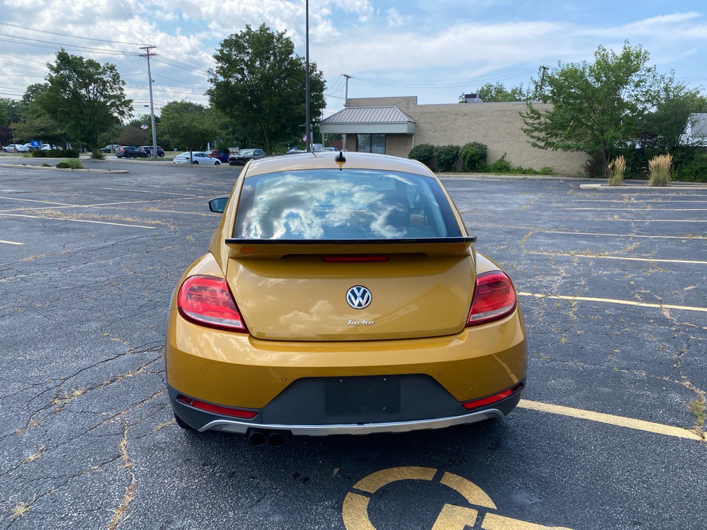 2016 Volkswagen Beetle Image 4