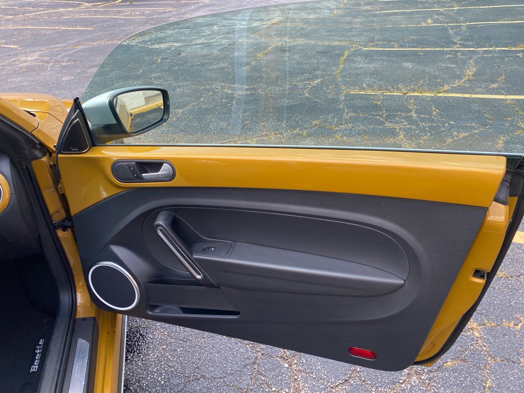 2016 Volkswagen Beetle Image 22