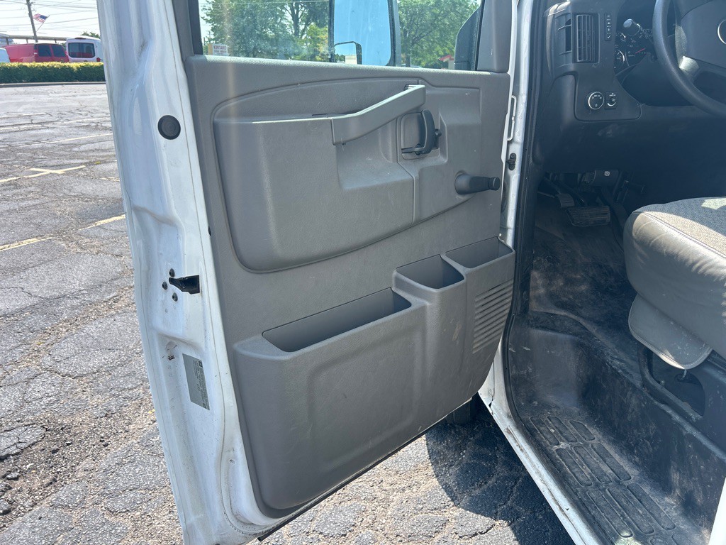 2018 GMC Savana Image 17