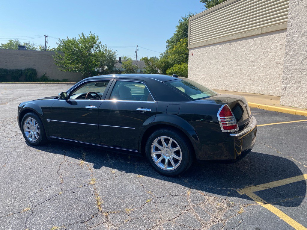 2005 Chrysler 300 Image 3