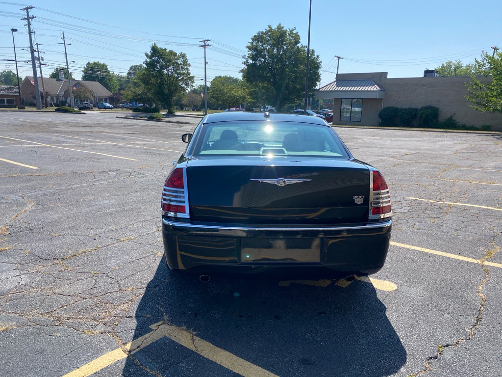 2005 Chrysler 300 Image 4