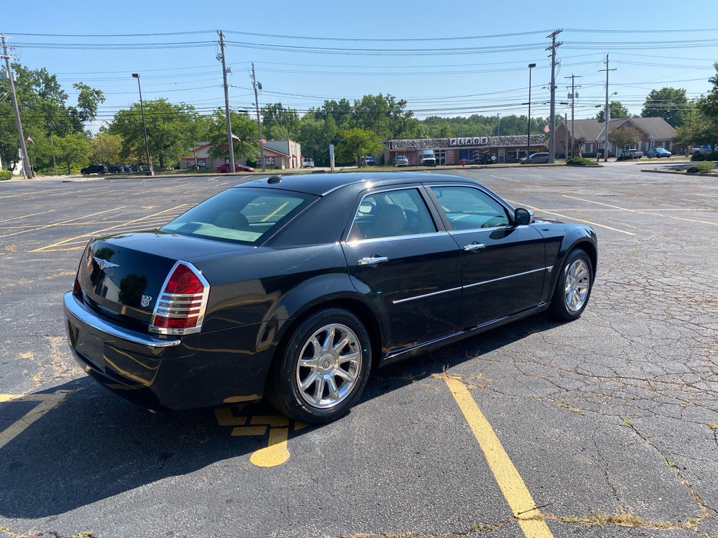 2005 Chrysler 300 Image 5