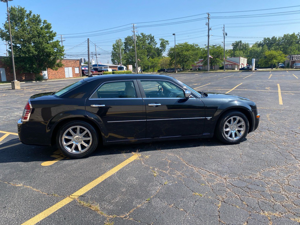 2005 Chrysler 300 Image 6