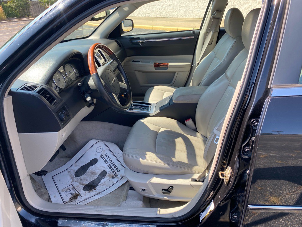 2005 Chrysler 300 Image 10