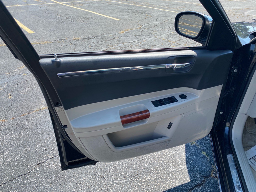 2005 Chrysler 300 Image 11